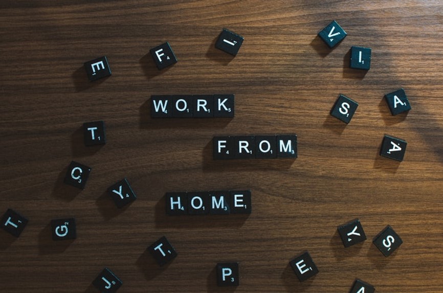 Peças de letras formando a expressão: Trabalho a partir de casa, em português.