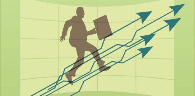 Desenho de um homem em fundo verde, setas que apontam para cima indicando desenvolvimento empresarial que seria consequência de um plano de carreira