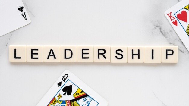 letras juntas formando a palavra "leadership" (lidernaça, em português). Assim, representa a ideia central do texto, que aborda a diferença entre liderança vertical e liderança horizontal.