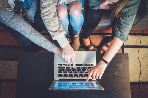 Jovens utilizando o computador